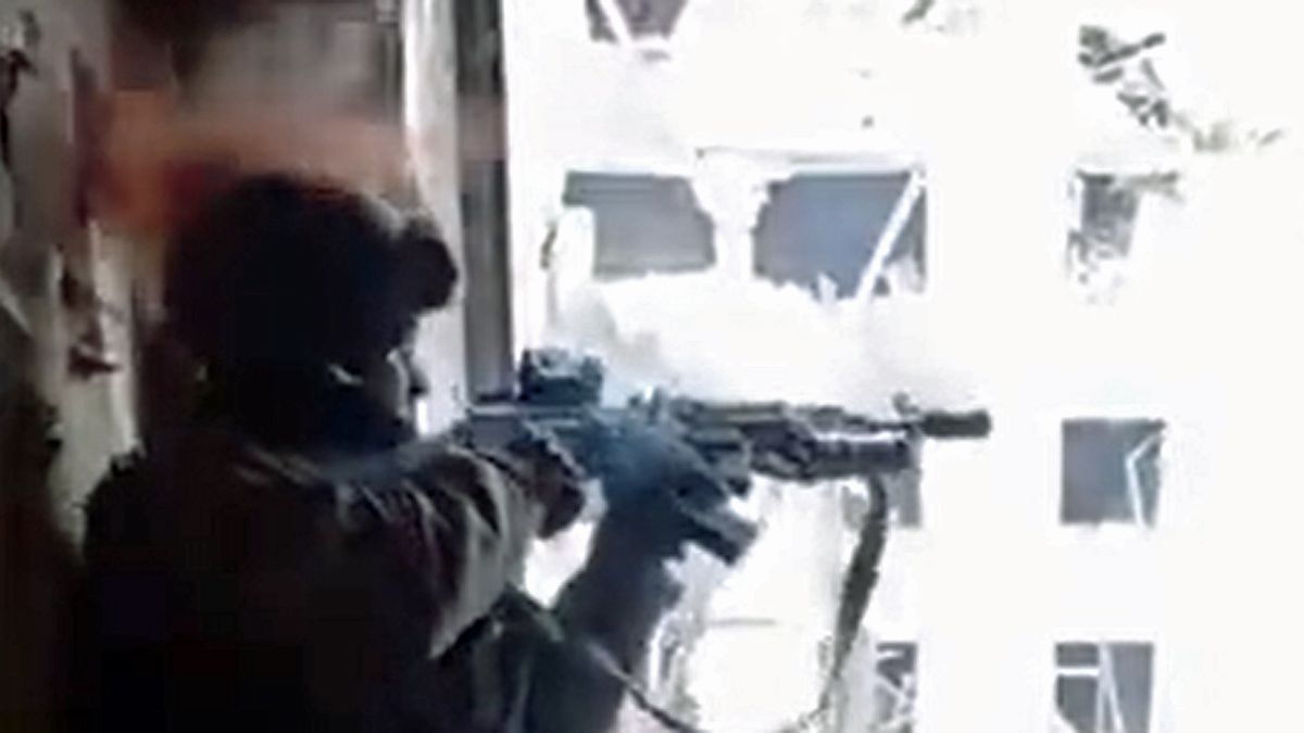 Video zachycuje, jak hlavu ukrajinského vojáka těsně minula kulka
